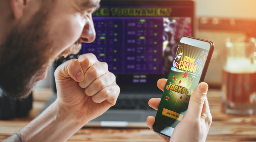 man celebrating win on giropay casino